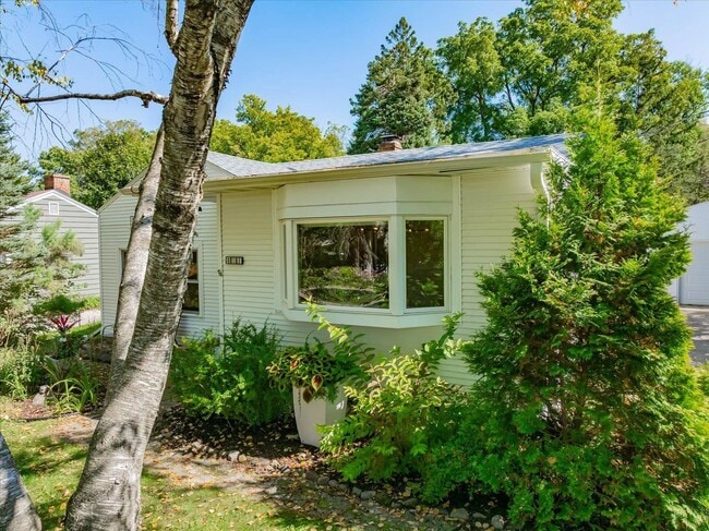 Foto del edificio - 401 Merrill Crest Dr