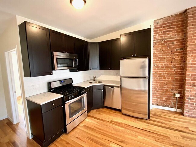 Building Photo - 149 Grand St