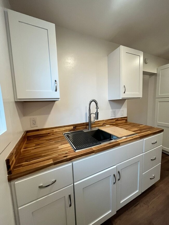 Building Photo - 777 E San Joaquin Ave