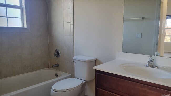 Building Photo - 16 Landon Ln