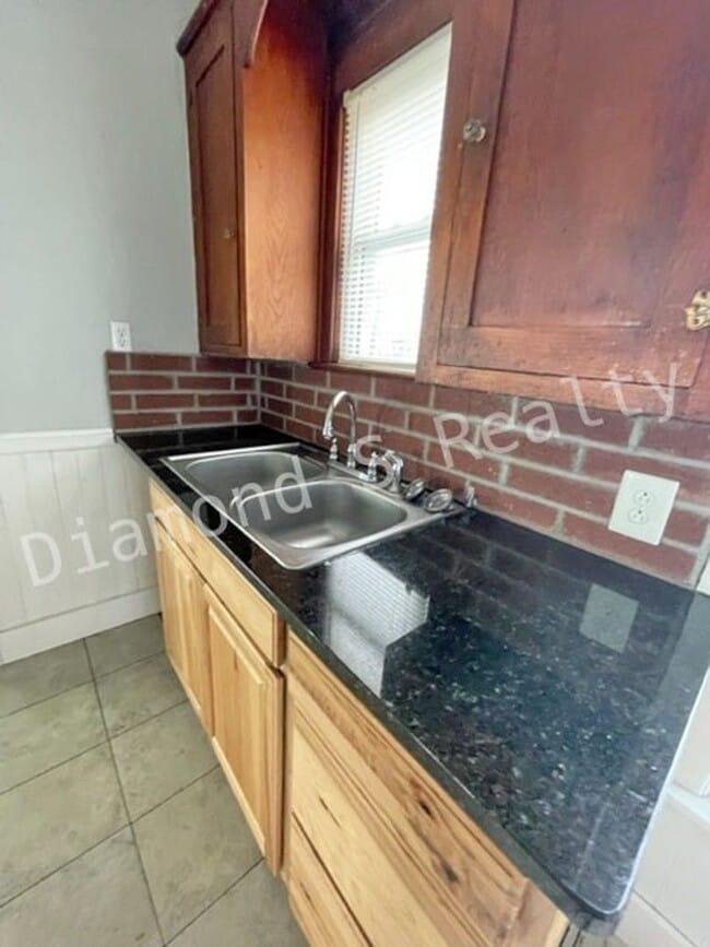 Building Photo - 3 Bedroom Bungalow available Early June!