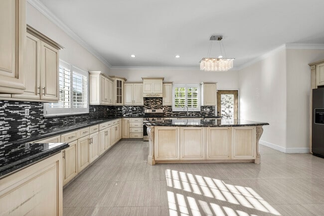 Building Photo - 6331 Simpson Ave