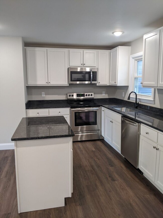 Building Photo - Large 3 Bedroom House