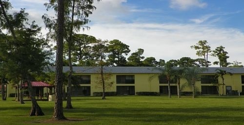 Building Photo - 711 Forest Club Dr