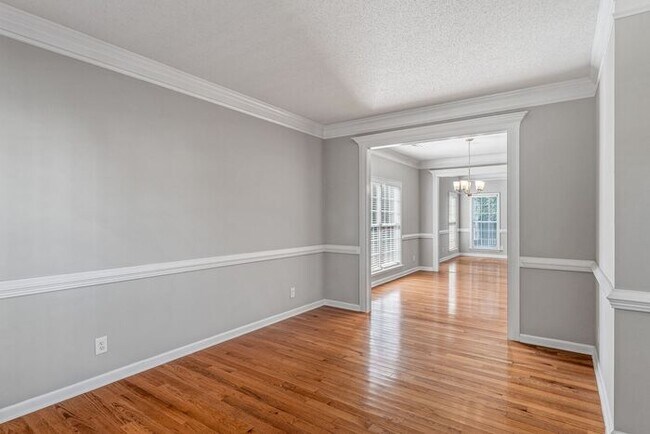 Foto del edificio - W. Wendover, Beautiful Home, Granite Counter-Tops, SS Appliances, Hardwoods, FP, Deck, Fenced, Ga...