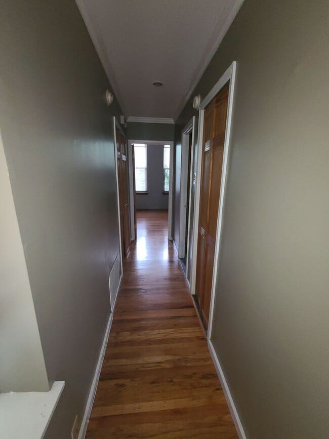 Building Photo - Large, bright 1 bedroom -  AVAILABLE JULY 1