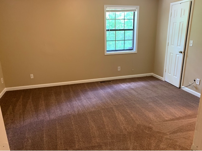 Foto del edificio - Room in Townhome on Patterson Cir