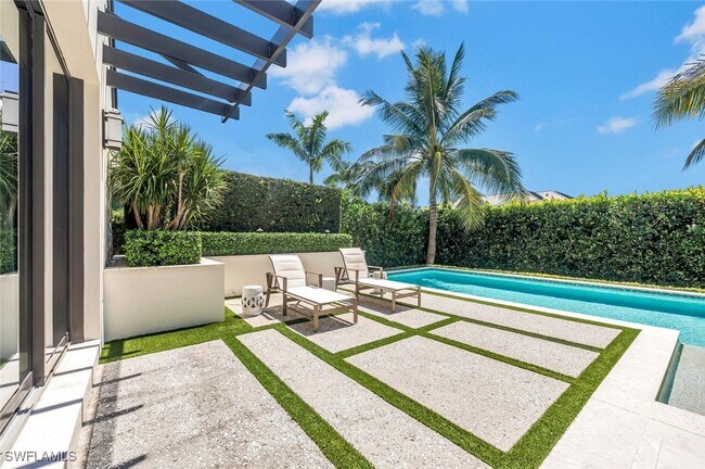 Building Photo - 556 17th Ave S