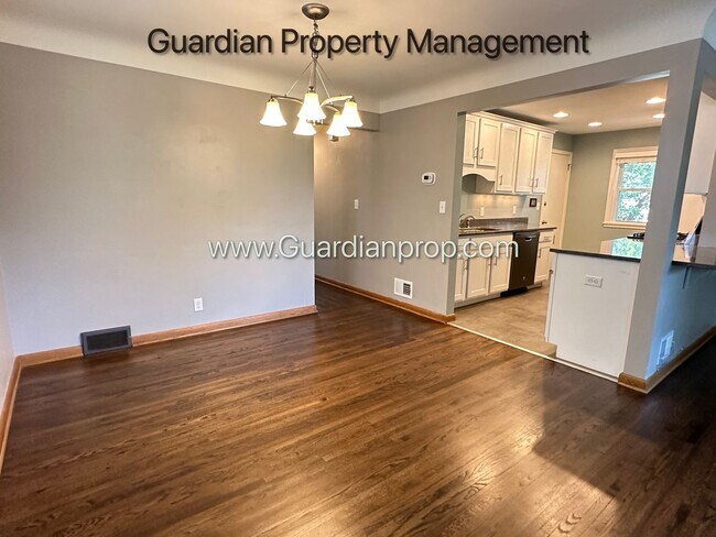 Foto del edificio - Linden Hills Main Upper Level  Duplex, Fenced Yard, 1 Car Garage, Dishwasher, Storage, Laundry