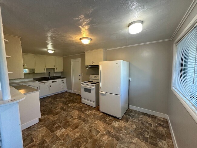 Building Photo - Freshly Updated & Move-In Ready