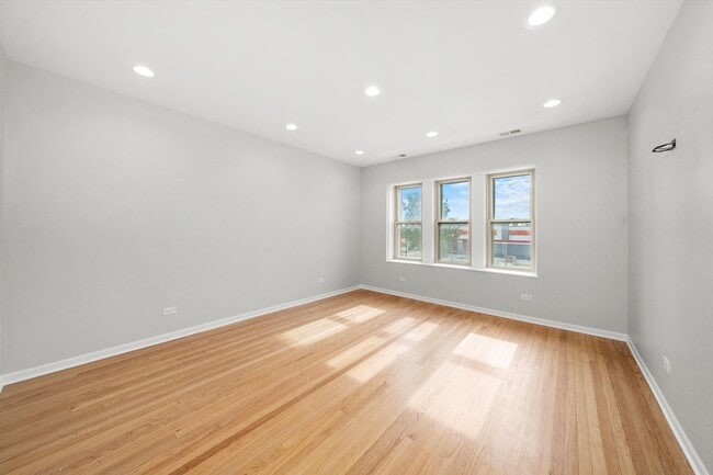 Foto del edificio - 5030 S Archer Ave