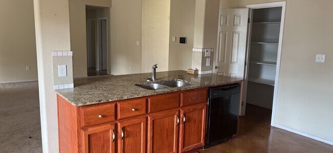 Foto del edificio - Spacious 4 Bedroom Home