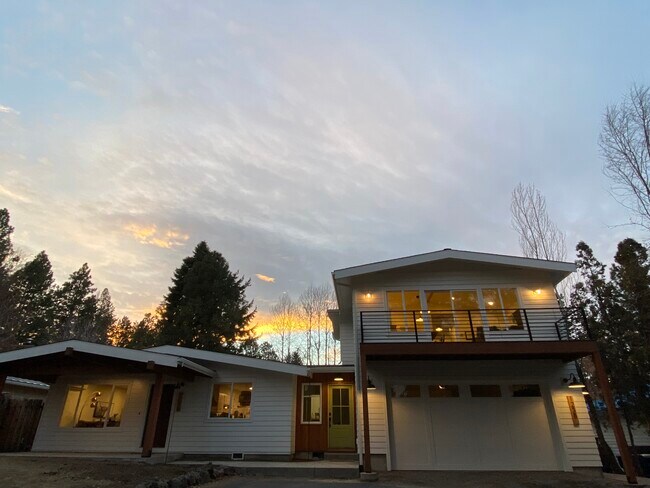 Apartment is the above garage space. We live in the attached dwelling. No garbage use included. - 1238 NE Jones Rd