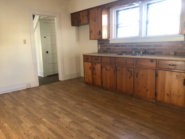 Building Photo - 3 BR Home Available Near Local Shopping
