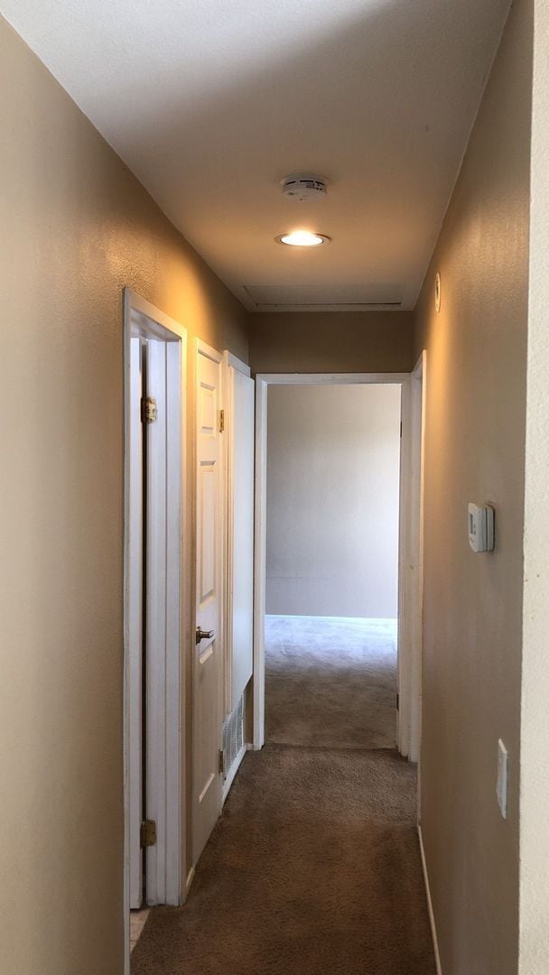 Building Photo - 2 Bed 1 Bath condo with garage- Gated Comm...
