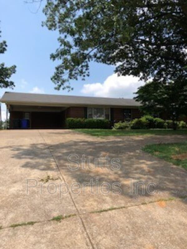 Building Photo - 2913 Cloverdale Rd