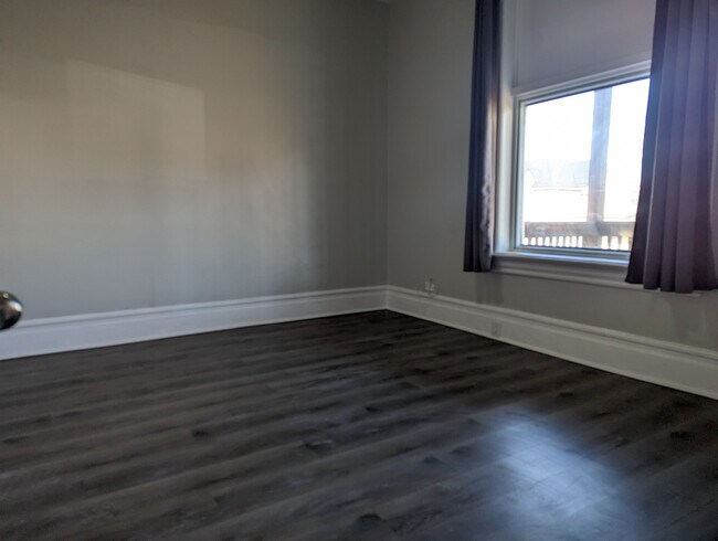 Photo du bâtiment - Bachelor Unit By Kitchener GO Station
