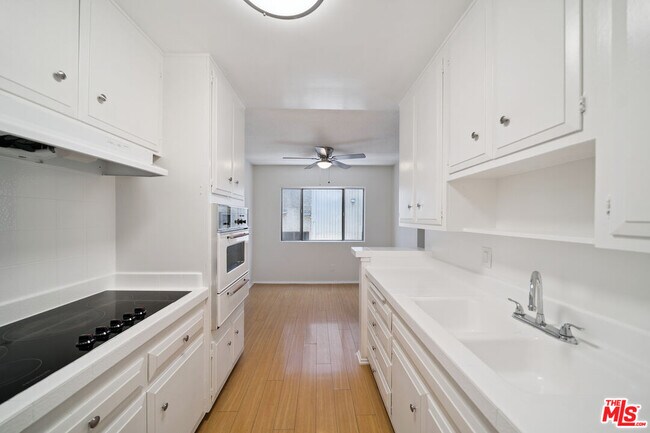 Foto del edificio - 7032 Lanewood Ave