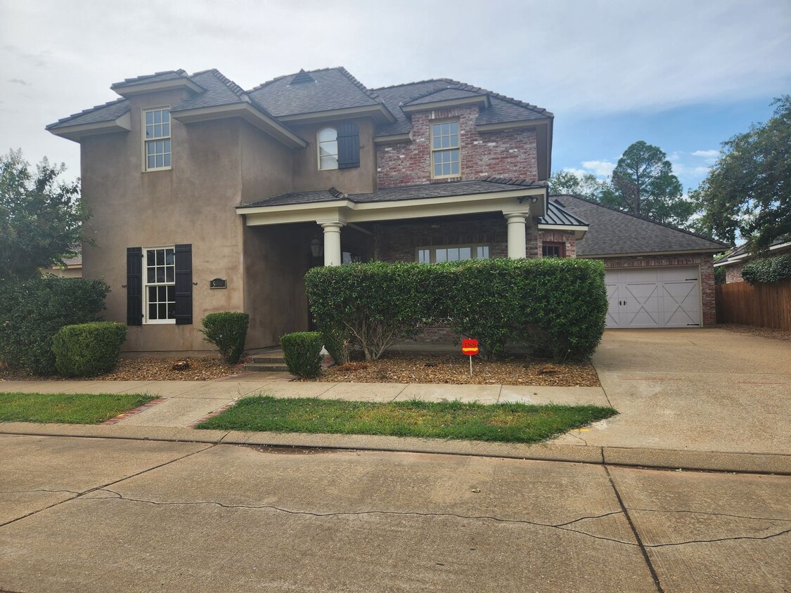 Foto principal - Large 4 Bed 3 Bath Brick Home