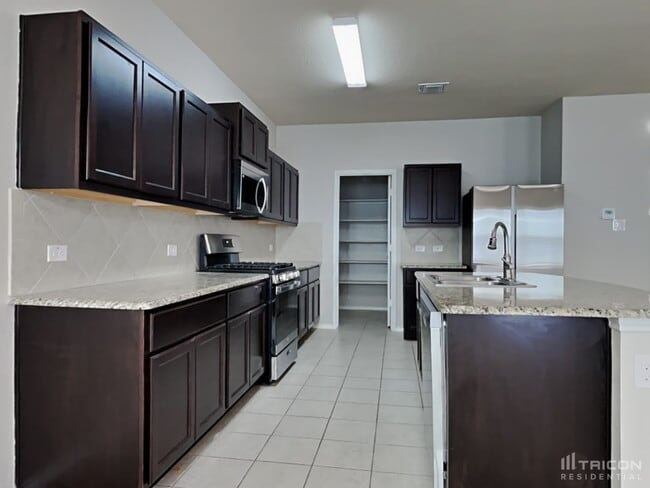 Building Photo - 214 Tallow Trl
