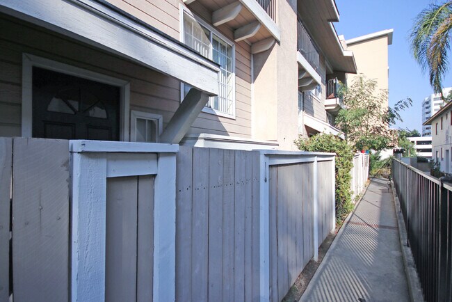 Building Photo - 178 N Oak Knoll Ave