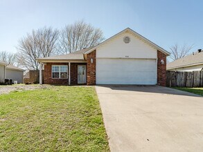 Building Photo - 818 SW Arrowhead Dr