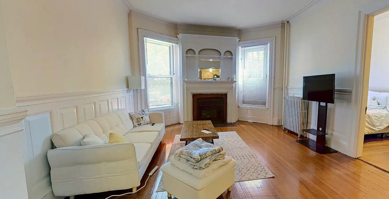 Primary Photo - 1073 Beacon St