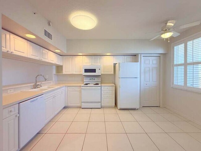 Foto del edificio - 1200 Country Club Dr