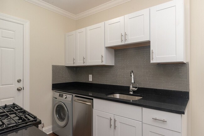 Foto del edificio - 3817 N Greenview Ave