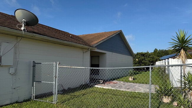 Building Photo - 202 Olivewood Ct