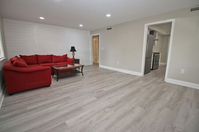 Foto del edificio - Spacious Student Home in Melrose Heights –...