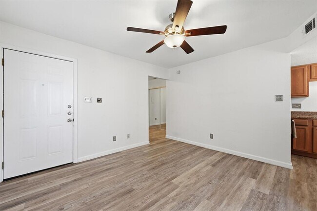 Foto del edificio - 2500 Burleson Rd