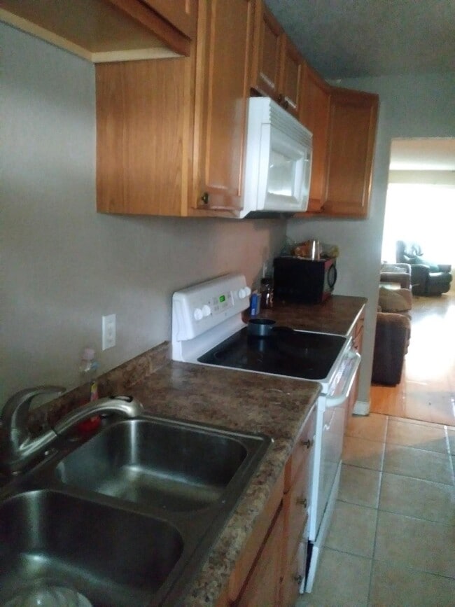 Building Photo - 220 Cherokee Ct