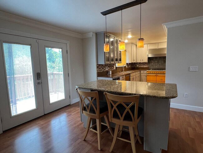 Building Photo - Stunning 4 Bed Home in Quiet Cul-De-Sac.