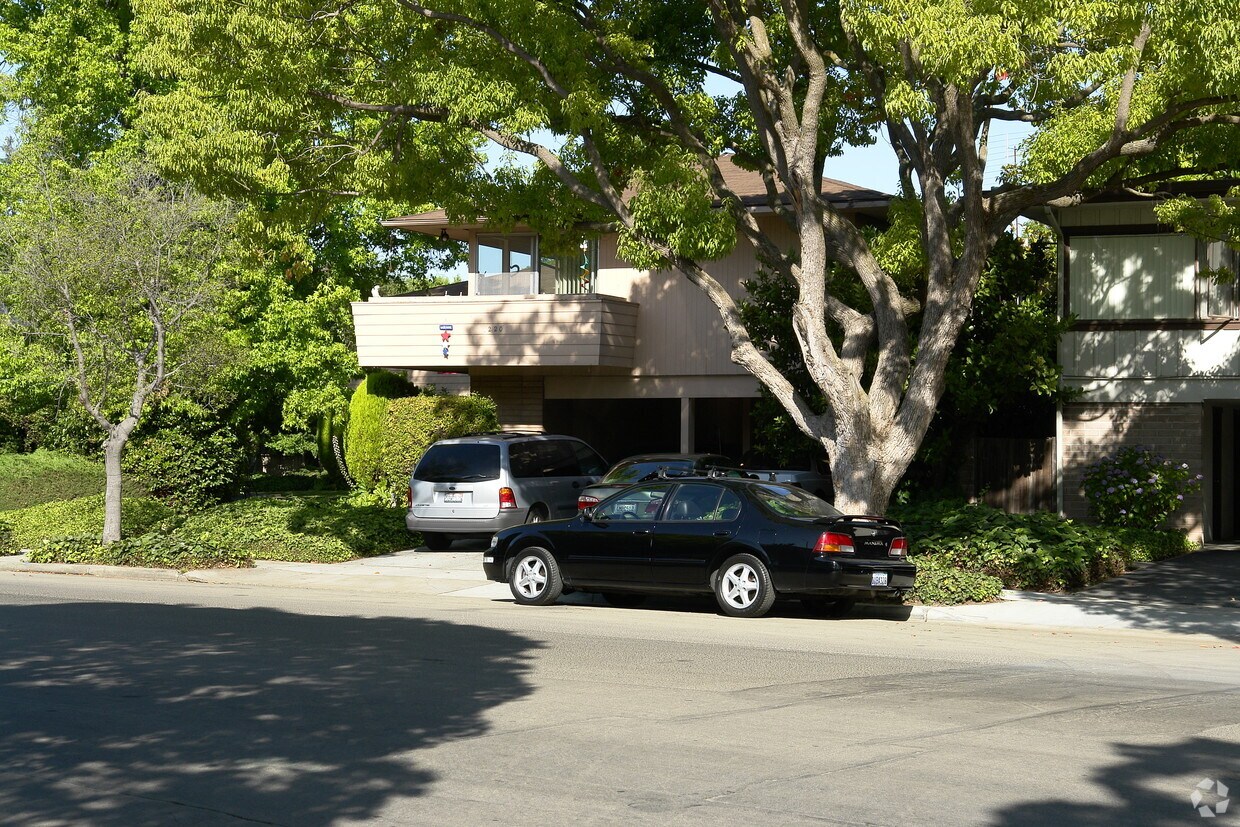 Building Photo - 220 Linfield Dr