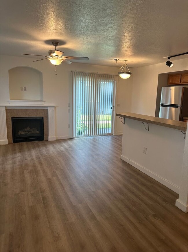 Building Photo - Cute 3 bedroom, 2 bath townhome with Community Pool in Boise