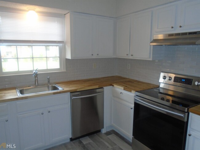 Building Photo - 2110 Kings Gate Cir SW