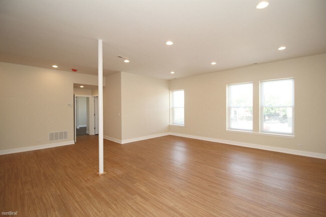 Building Photo - 4461 W Lawrence Ave