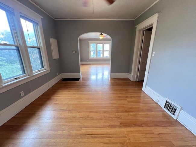 Building Photo - Large 3 Bedroom Duplex with Washer/Dryer - Water included!