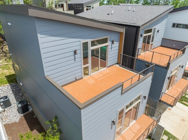 Building Photo - 3038 Edwin Cir