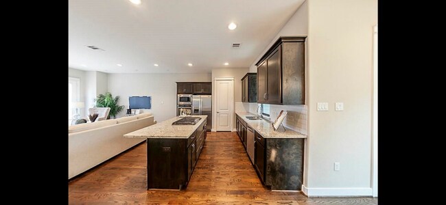 Foto del edificio - 608 W 28th St