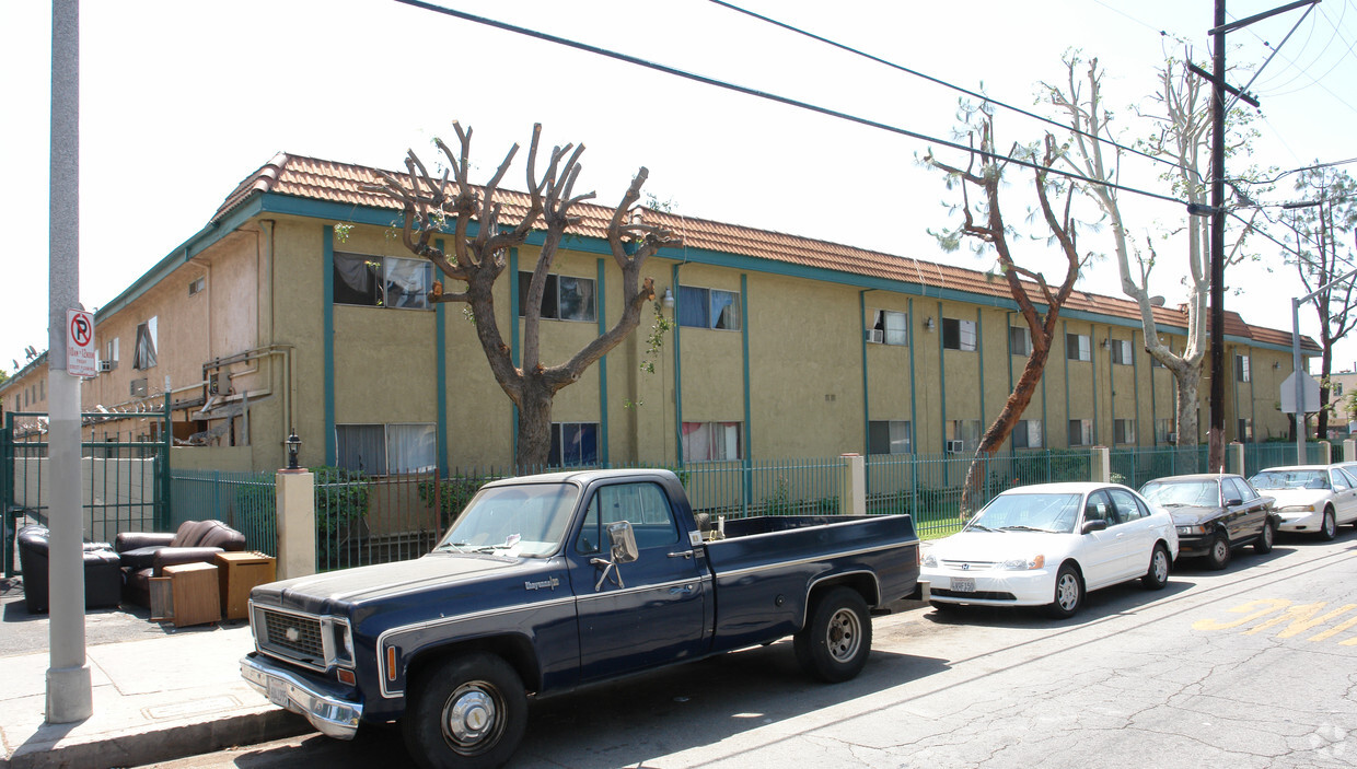 Foto del edificio - 8750 Langdon Avenue