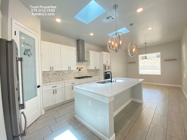 Building Photo - Beautiful newer home in Sonoma Ranch