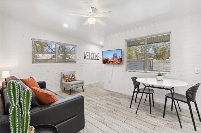 Building Photo - 914 S Kenwood Cir