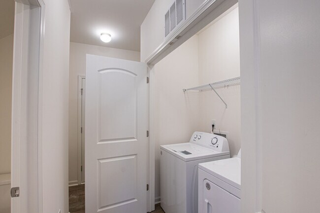 Foto del edificio - 3 br 2.5 ba townhome with 1 car garage Ready now!