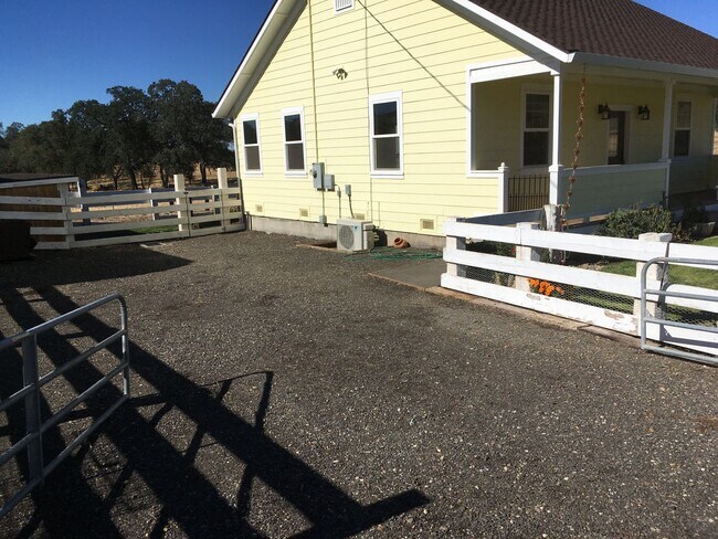 Building Photo - Charming Catheys Valley