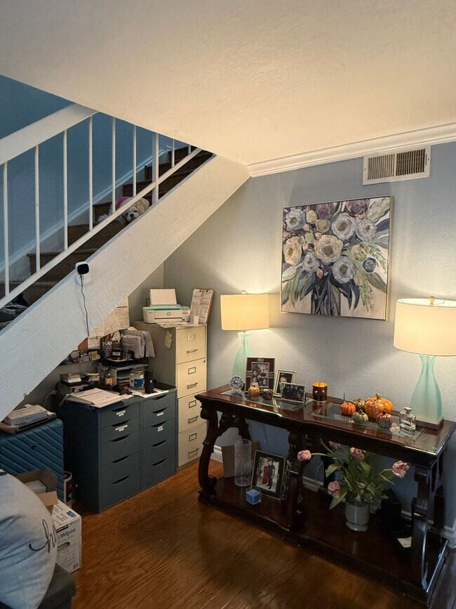Building Photo - Charming 4Bdr Townhome in Reseda