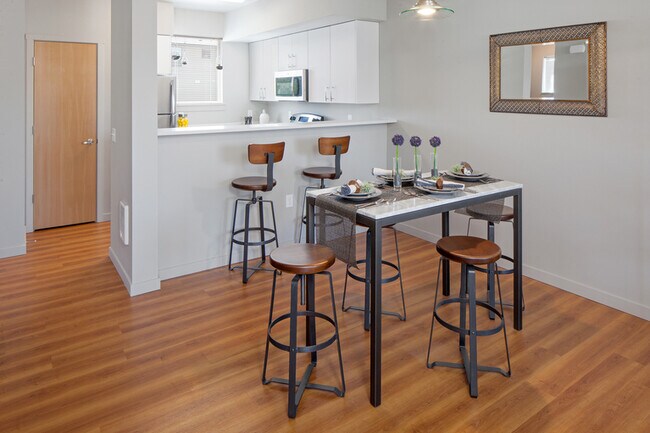 Building Photo - 2816 Longfellow Plz