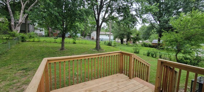 Foto del edificio - Beautiful three bedroom with fenced in yard