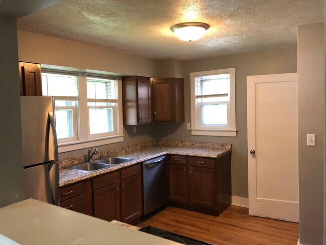 Building Photo - Updated 2 Bed 1 Bath single family home